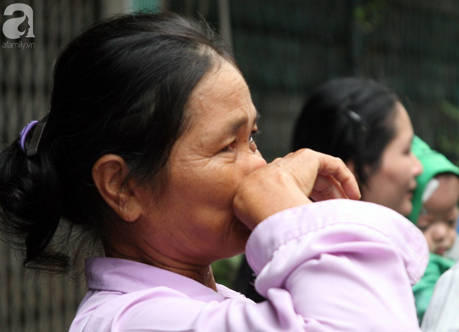 nhieu nguoi ngheo khoc nhu mua vi mat het tien va giay to sau vu hoa hoan truoc cong bv nhi trung uong