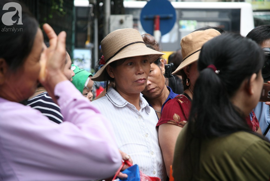 nhieu nguoi ngheo khoc nhu mua vi mat het tien va giay to sau vu hoa hoan truoc cong bv nhi trung uong