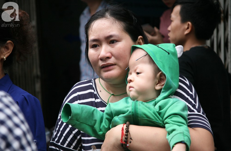 nhieu nguoi ngheo khoc nhu mua vi mat het tien va giay to sau vu hoa hoan truoc cong bv nhi trung uong