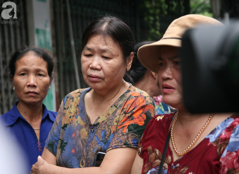 nhieu nguoi ngheo khoc nhu mua vi mat het tien va giay to sau vu hoa hoan truoc cong bv nhi trung uong