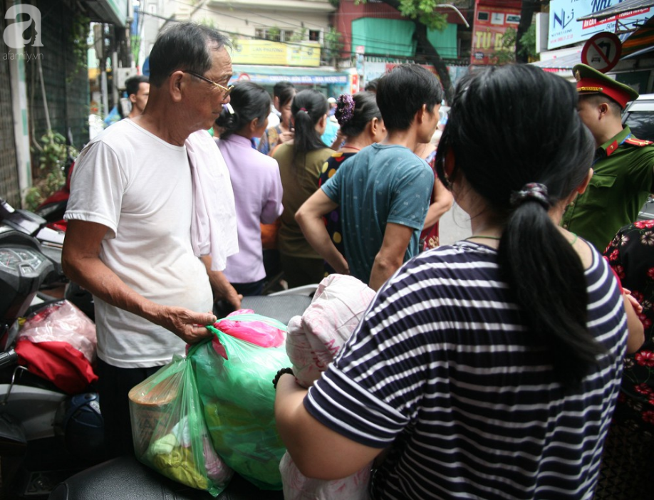 nhieu nguoi ngheo khoc nhu mua vi mat het tien va giay to sau vu hoa hoan truoc cong bv nhi trung uong