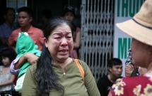 nhieu nguoi ngheo khoc nhu mua vi mat het tien va giay to sau vu hoa hoan truoc cong bv nhi trung uong