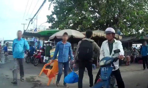 mau thuan viec gianh khach tai xe xe om bi danh guc truoc benh vien o sai gon