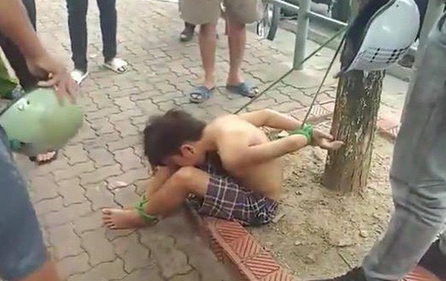 cong an dieu tra clip be trai bi troi chan tay vao goc cay o ha noi