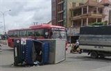 binh duong nguoi dan pha kinh o to dua tai xe di cap cuu sau cu tong manh