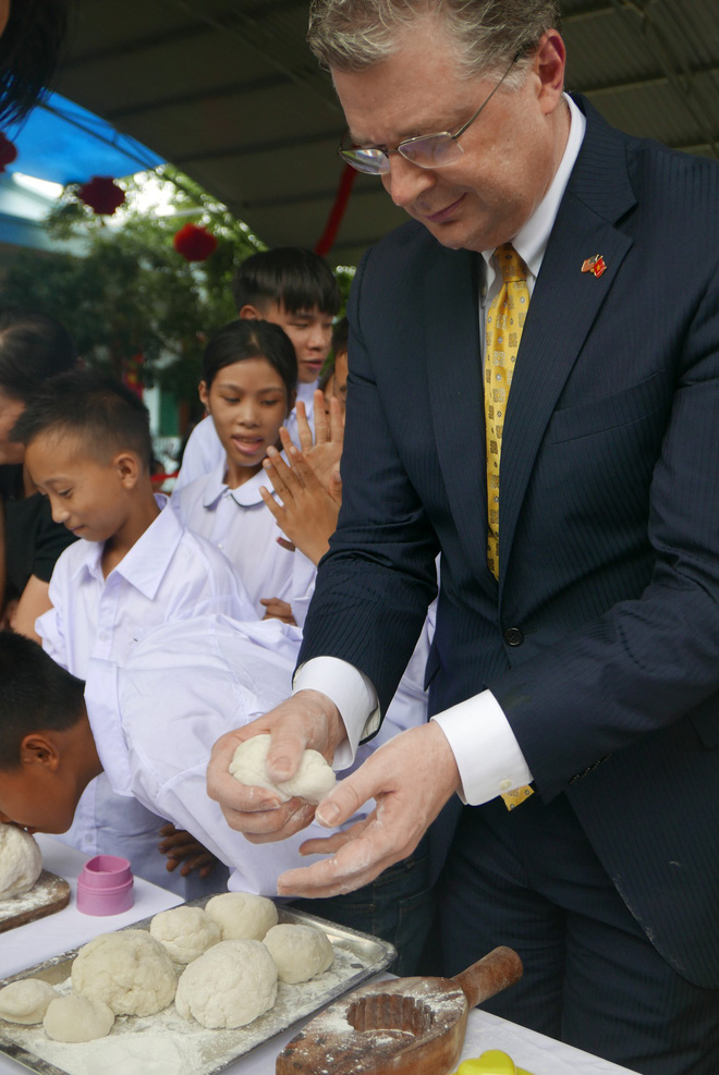 dai su my deo mat na mua lan toat mo hoi hoc lam banh trung thu