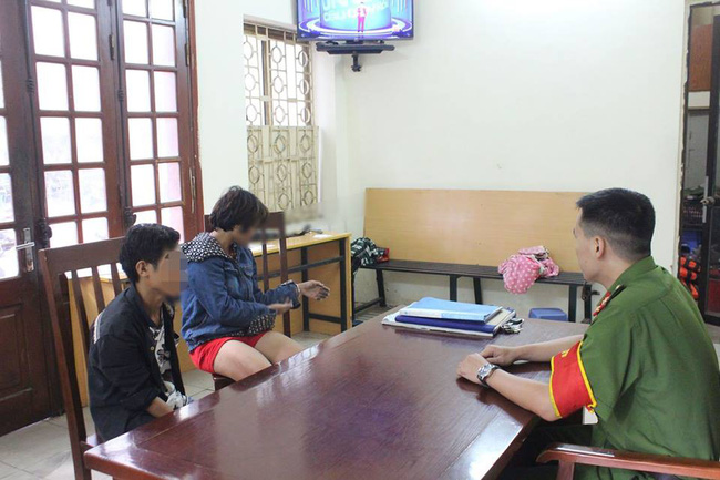 cong an trieu tap nhom nguoi troi chan tay be trai vao goc cay o ha noi