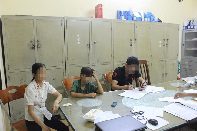 cong an trieu tap nhom nguoi troi chan tay be trai vao goc cay o ha noi