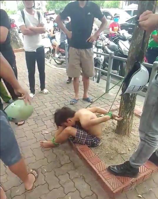 cong an trieu tap nhom nguoi troi chan tay be trai vao goc cay o ha noi