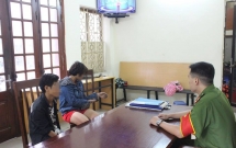 cong an trieu tap nhom nguoi troi chan tay be trai vao goc cay o ha noi