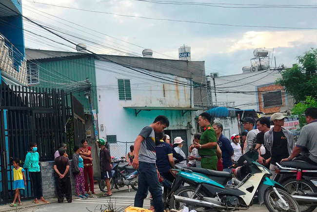 tphcm con gai nga quy khi thay me chet canh vung mau bo thoi thop day vet thuong tren nguoi