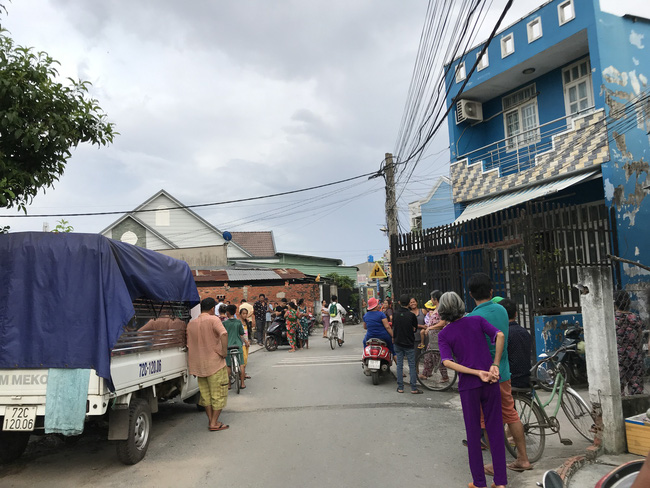 tphcm con gai nga quy khi thay me chet canh vung mau bo thoi thop day vet thuong tren nguoi