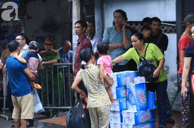 sau vu hoa hoan truoc cong bv nhi nhieu nguoi ngheo duoc nhan quan ao com chao mien phi