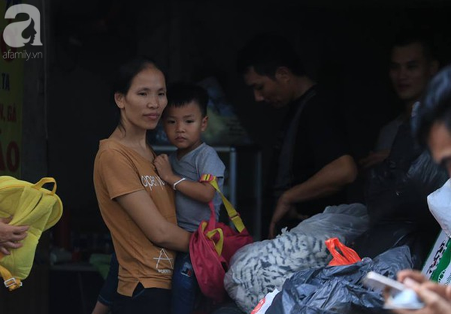 sau vu hoa hoan truoc cong bv nhi nhieu nguoi ngheo duoc nhan quan ao com chao mien phi