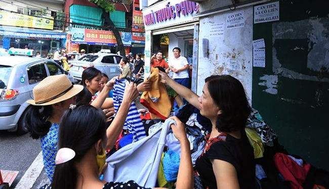 sau vu hoa hoan truoc cong bv nhi nhieu nguoi ngheo duoc nhan quan ao com chao mien phi