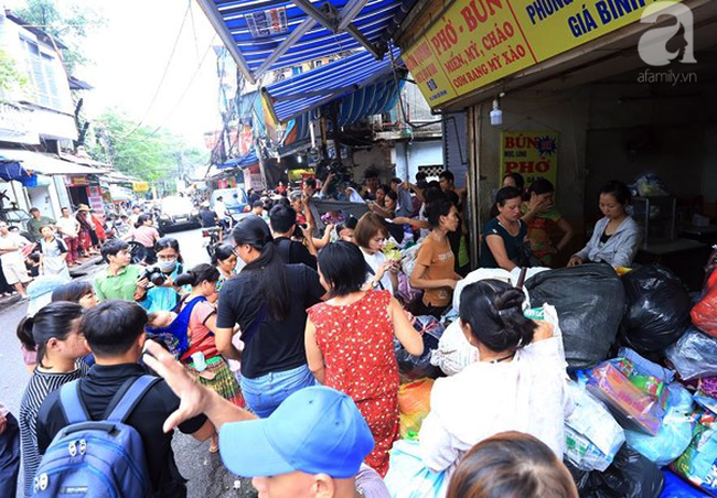 sau vu hoa hoan truoc cong bv nhi nhieu nguoi ngheo duoc nhan quan ao com chao mien phi