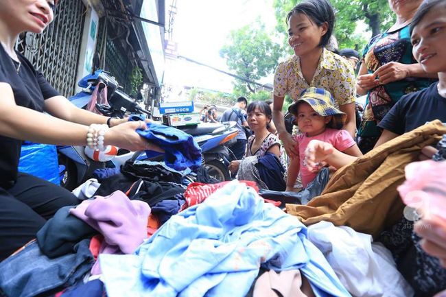 sau vu hoa hoan truoc cong bv nhi nhieu nguoi ngheo duoc nhan quan ao com chao mien phi