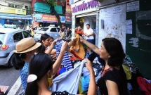 sau vu hoa hoan truoc cong bv nhi nhieu nguoi ngheo duoc nhan quan ao com chao mien phi