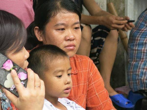 me ngheo khoc can nuoc mat vi so tien ban lon de chua ung thu cho con bi lua thieu rui sau vu hoa hoan truoc cong bv nhi