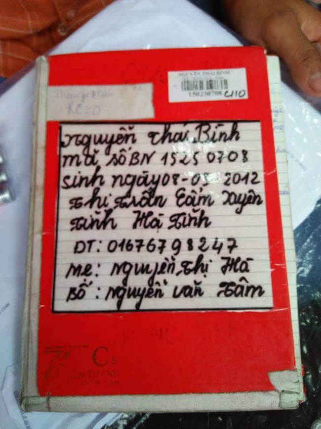 me ngheo khoc can nuoc mat vi so tien ban lon de chua ung thu cho con bi lua thieu rui sau vu hoa hoan truoc cong bv nhi