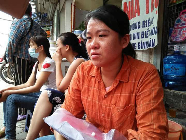 me ngheo khoc can nuoc mat vi so tien ban lon de chua ung thu cho con bi lua thieu rui sau vu hoa hoan truoc cong bv nhi