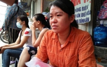 me ngheo khoc can nuoc mat vi so tien ban lon de chua ung thu cho con bi lua thieu rui sau vu hoa hoan truoc cong bv nhi