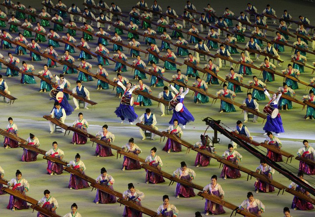 khoanh khac lich su lan dau tien mot tong thong han quoc phat bieu truoc bien nguoi trieu tien