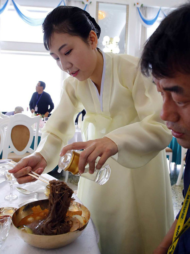 dan nu nhan vien xinh dep hut hon tat bat chuan bi tiec cho 2 nha lanh dao lien trieu