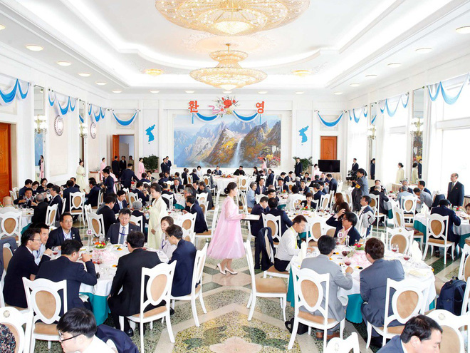 dan nu nhan vien xinh dep hut hon tat bat chuan bi tiec cho 2 nha lanh dao lien trieu