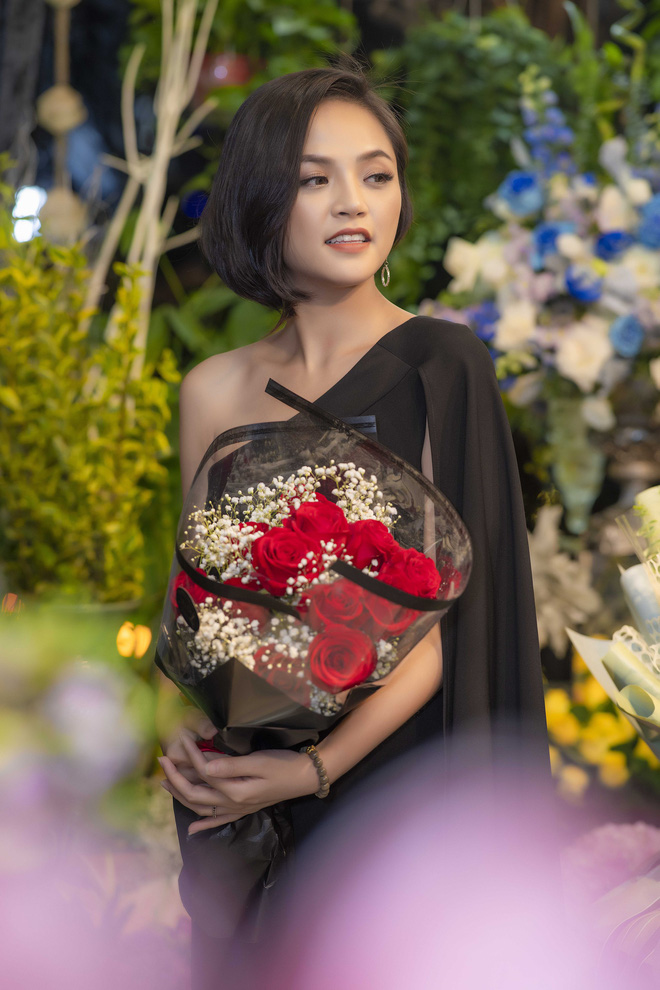 khac hoan toan tren phim canh soai ca om hoa than mat ngam nhin my soi