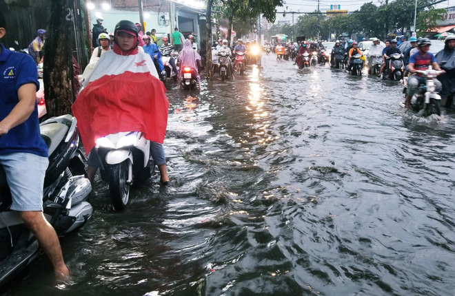 nguoi dan bi bom loi nuoc day xe ve nha vi nhieu tuyen duong o sai gon bi ngap nang