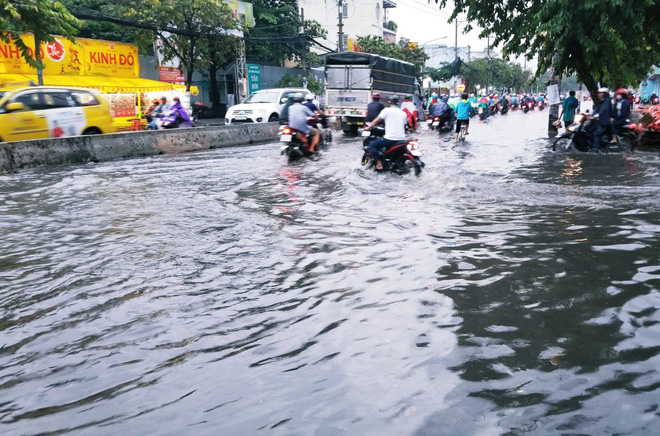 nguoi dan bi bom loi nuoc day xe ve nha vi nhieu tuyen duong o sai gon bi ngap nang