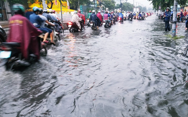 nguoi dan bi bom loi nuoc day xe ve nha vi nhieu tuyen duong o sai gon bi ngap nang