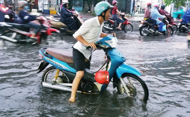 nguoi dan bi bom loi nuoc day xe ve nha vi nhieu tuyen duong o sai gon bi ngap nang