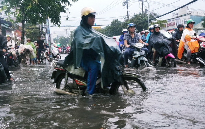 nguoi dan bi bom loi nuoc day xe ve nha vi nhieu tuyen duong o sai gon bi ngap nang