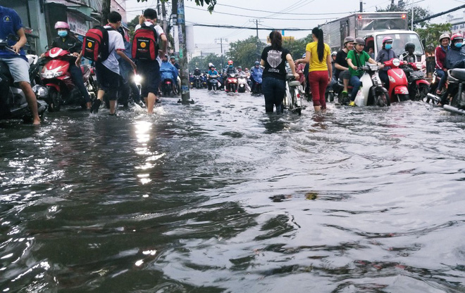 nguoi dan bi bom loi nuoc day xe ve nha vi nhieu tuyen duong o sai gon bi ngap nang