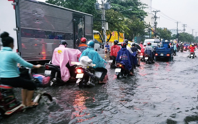 nguoi dan bi bom loi nuoc day xe ve nha vi nhieu tuyen duong o sai gon bi ngap nang