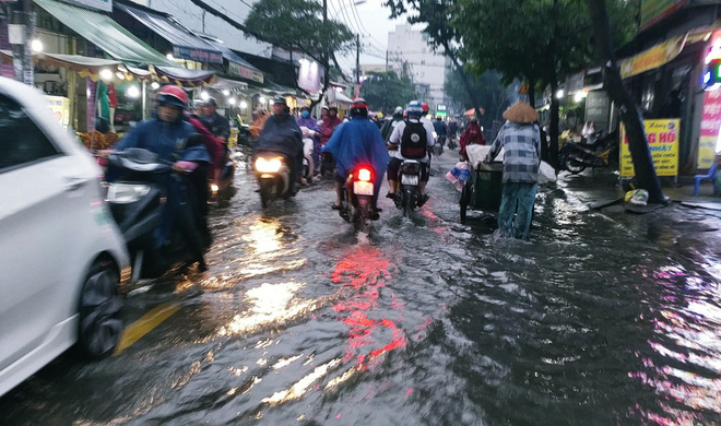 nguoi dan bi bom loi nuoc day xe ve nha vi nhieu tuyen duong o sai gon bi ngap nang