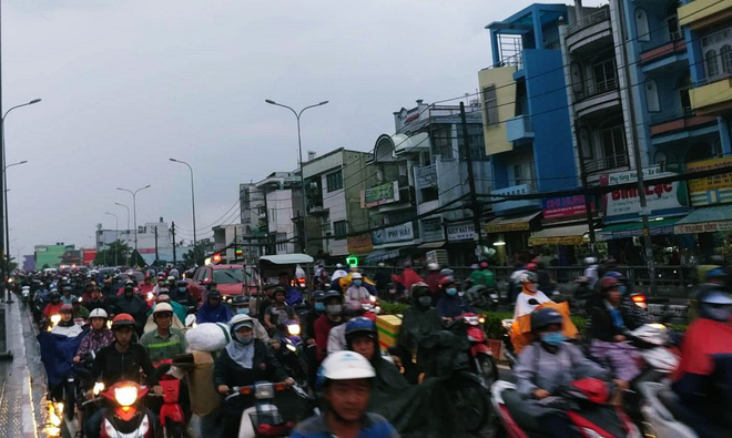 nguoi dan bi bom loi nuoc day xe ve nha vi nhieu tuyen duong o sai gon bi ngap nang