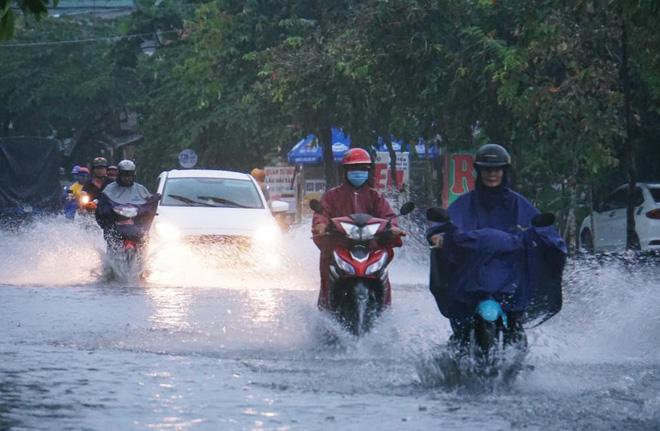 nguoi dan bi bom loi nuoc day xe ve nha vi nhieu tuyen duong o sai gon bi ngap nang