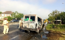 hai vo chong thuong nang khi dieu khien xe 16 cho lao vao dai phan cach