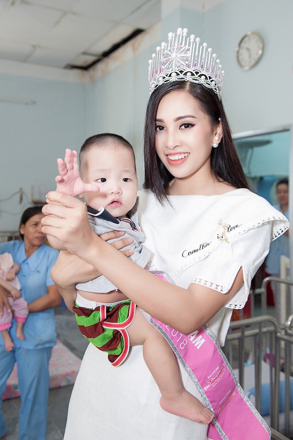 do nhan sac cua 4 nguoi dep dang quang hoa hau viet nam nam 18 tuoi