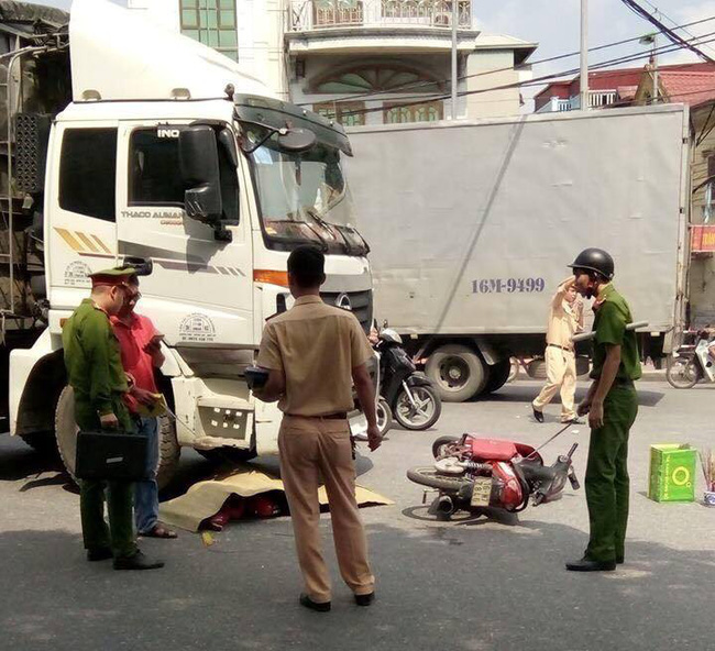 hai phong va cham voi xe tai nu sinh truong y bi can tu vong