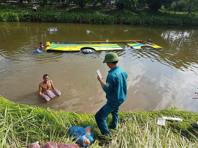 clip xe khach uong tron nuoc muong sau su co bat ngo