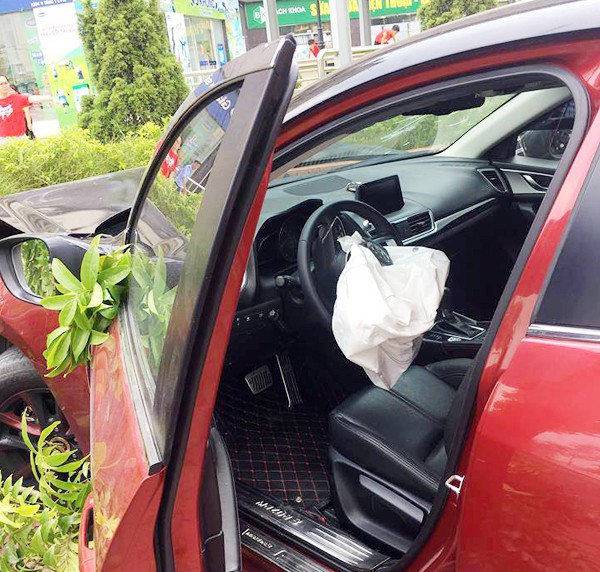 xe mazda 3 tiep tuc lam nao loan duong pho tu gay tai nan khien nhieu nguoi so hai du vua bi phat nang