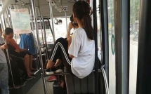 hanh dong di thuong cua co gai tren xe buyt khien dan mang rao rao phan ung