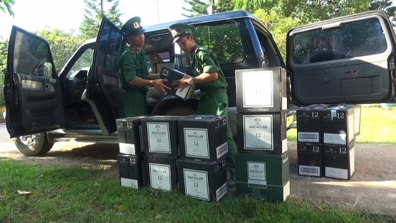 quang tri truy duoi xe o to cho gan 500 chai ruou ngoai nhap lau tren tuyen duong bien gioi