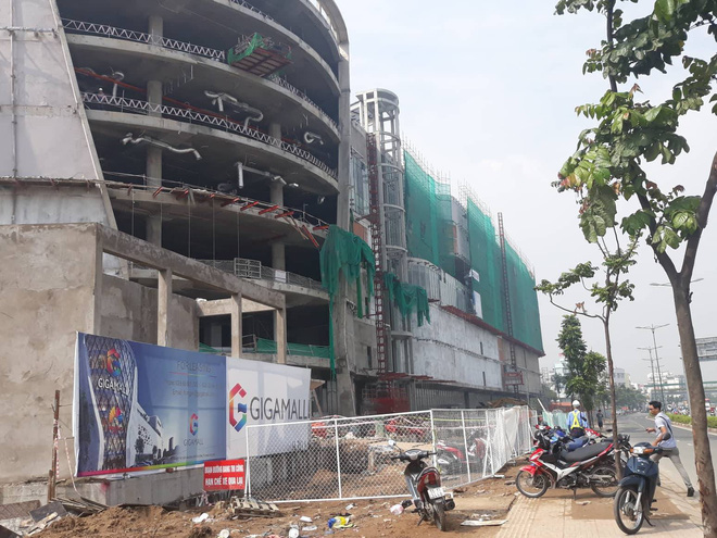 3 cong nhan nam bat dong sau khi roi tu tang cao cong trinh trung tam thuong mai o sai gon