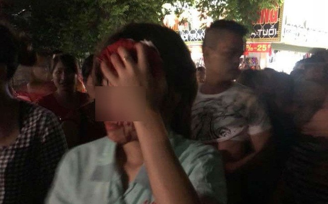 dua con di choi trung thu bat gap chong cho nguoi phu nu khac vo ra noi chuyen thi bi danh chay mau dau