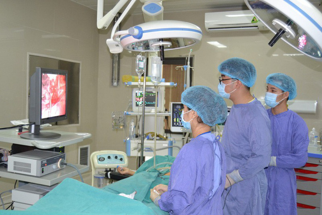 chuyen kho tin dua gion nguoi dan ong bi ban dung ong nhua xit vao hau mon khien vo ruot